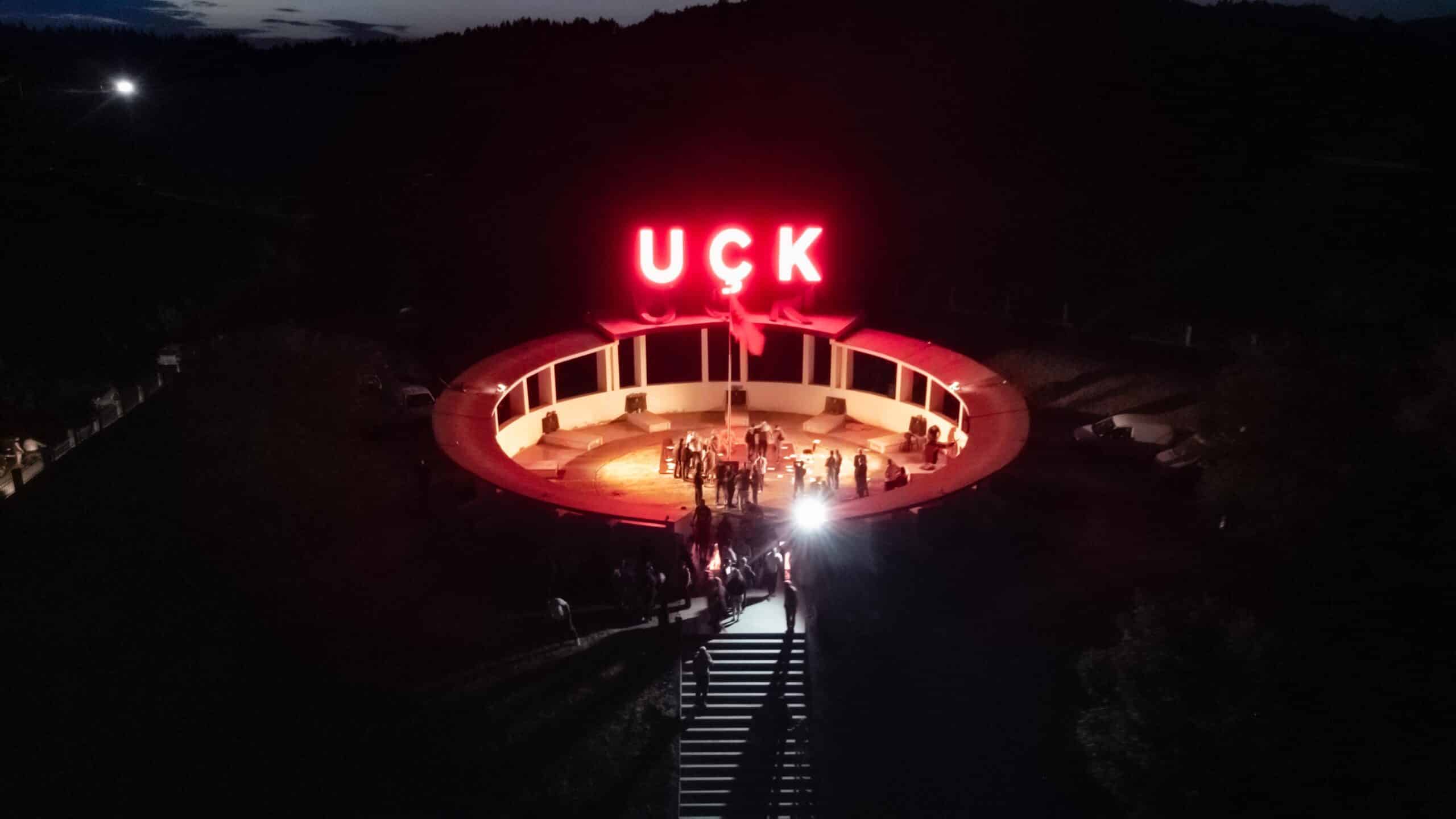 Shkronjat e arta “UÇK” tani në ballë të atyre që dhanë jetën për liri