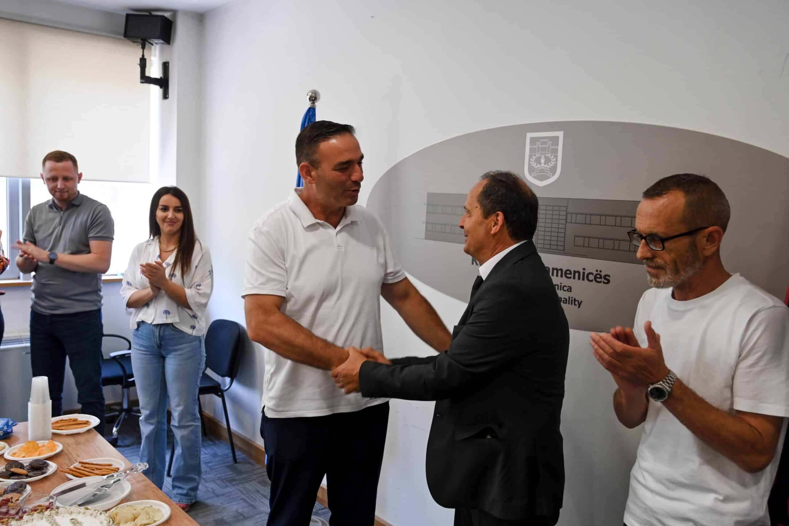 Pensionohet zyrtari i Drejtorisë së Arsimit, Xhemajl Berisha