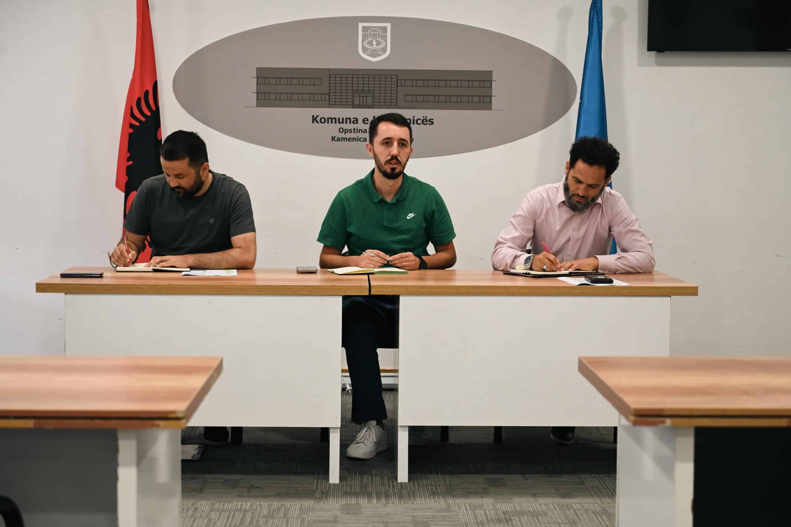 Kryetari Rahimaj pret në takim operatorët ekonomik