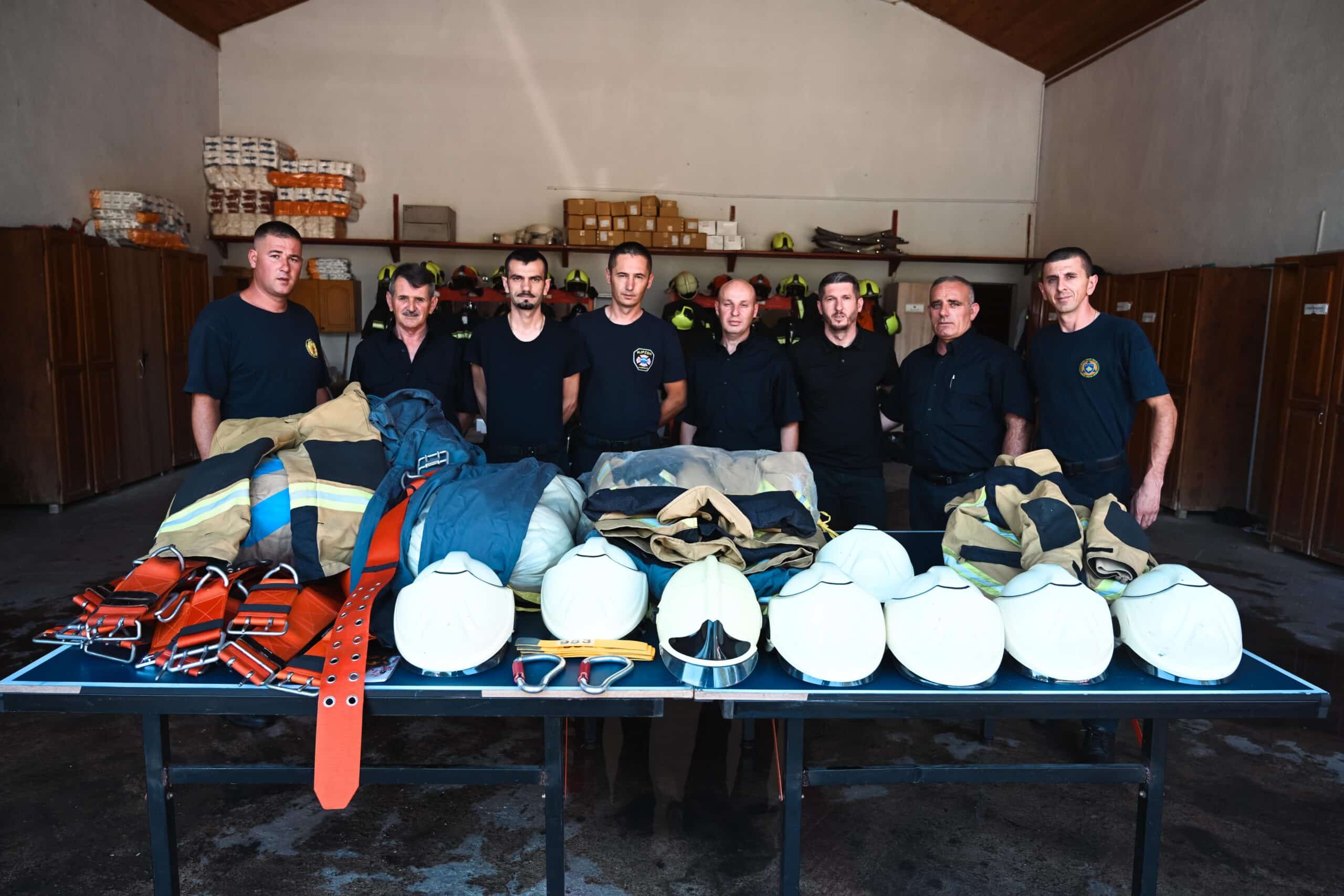 Zjarrëfikësit pranojnë donacion uniforma