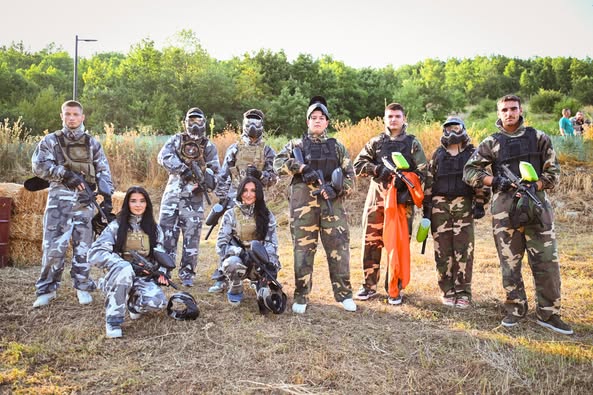 “Paintball i zjarrtë”, adrenalina dhe rivaliteti që nuk u ndalen as nga temperaturat e larta