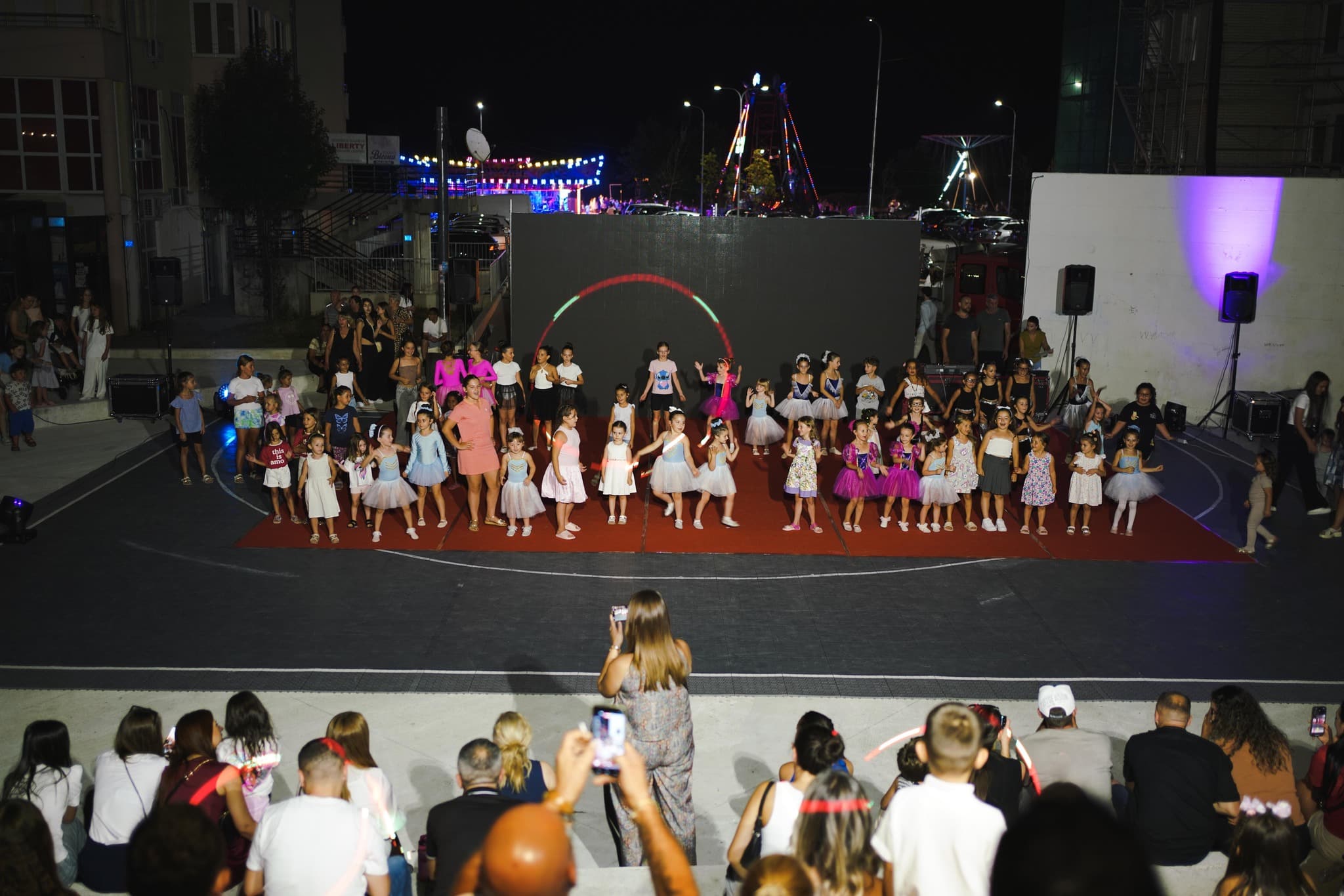 Shfaqje baleti dhe performanca muzikore nga fëmijët sollën emocion tek publiku
