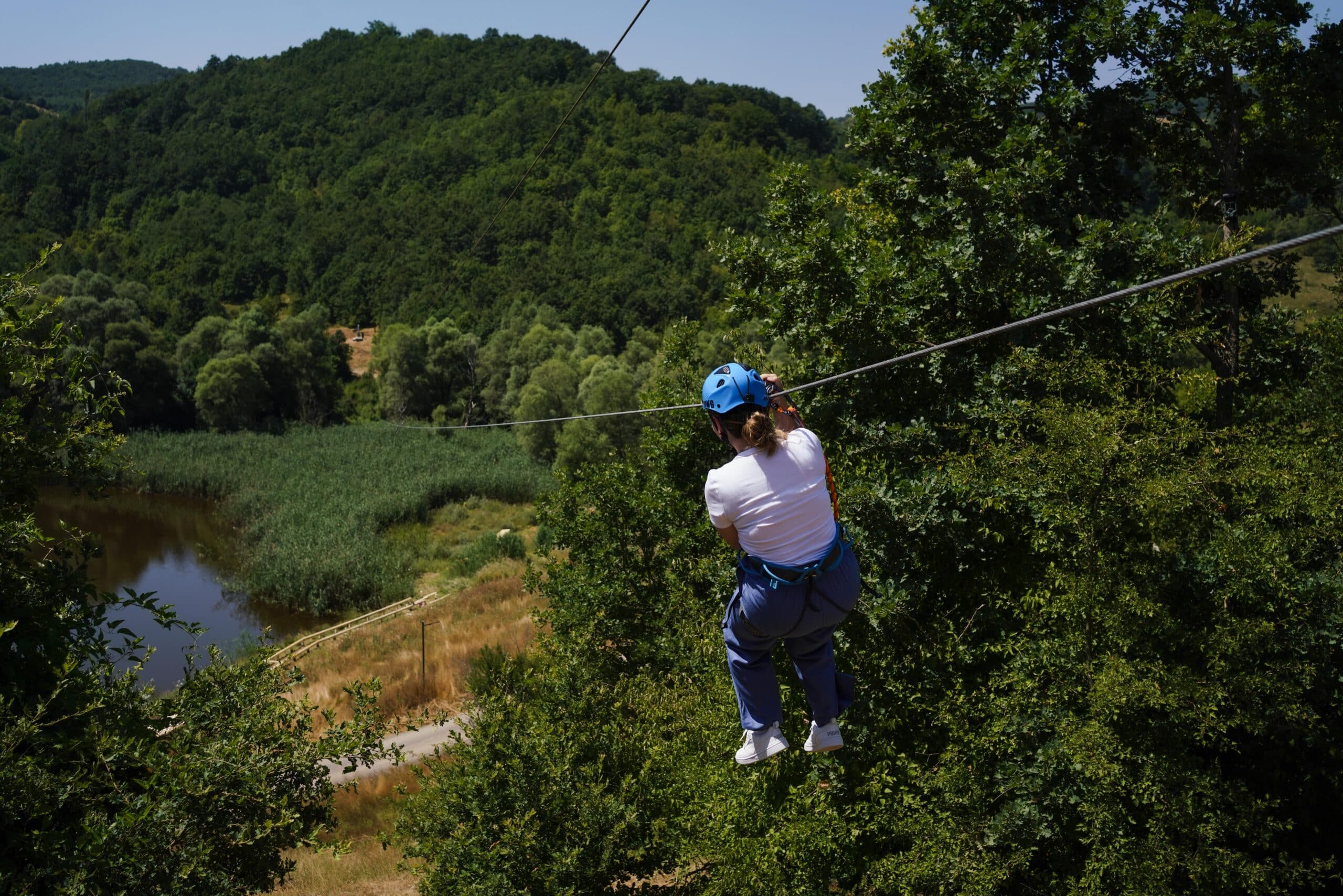 Aktiviteti “Climbing & Zipline” mblodhi pjesëmarrës të moshave të ndryshme tek Lugu i Verdhë