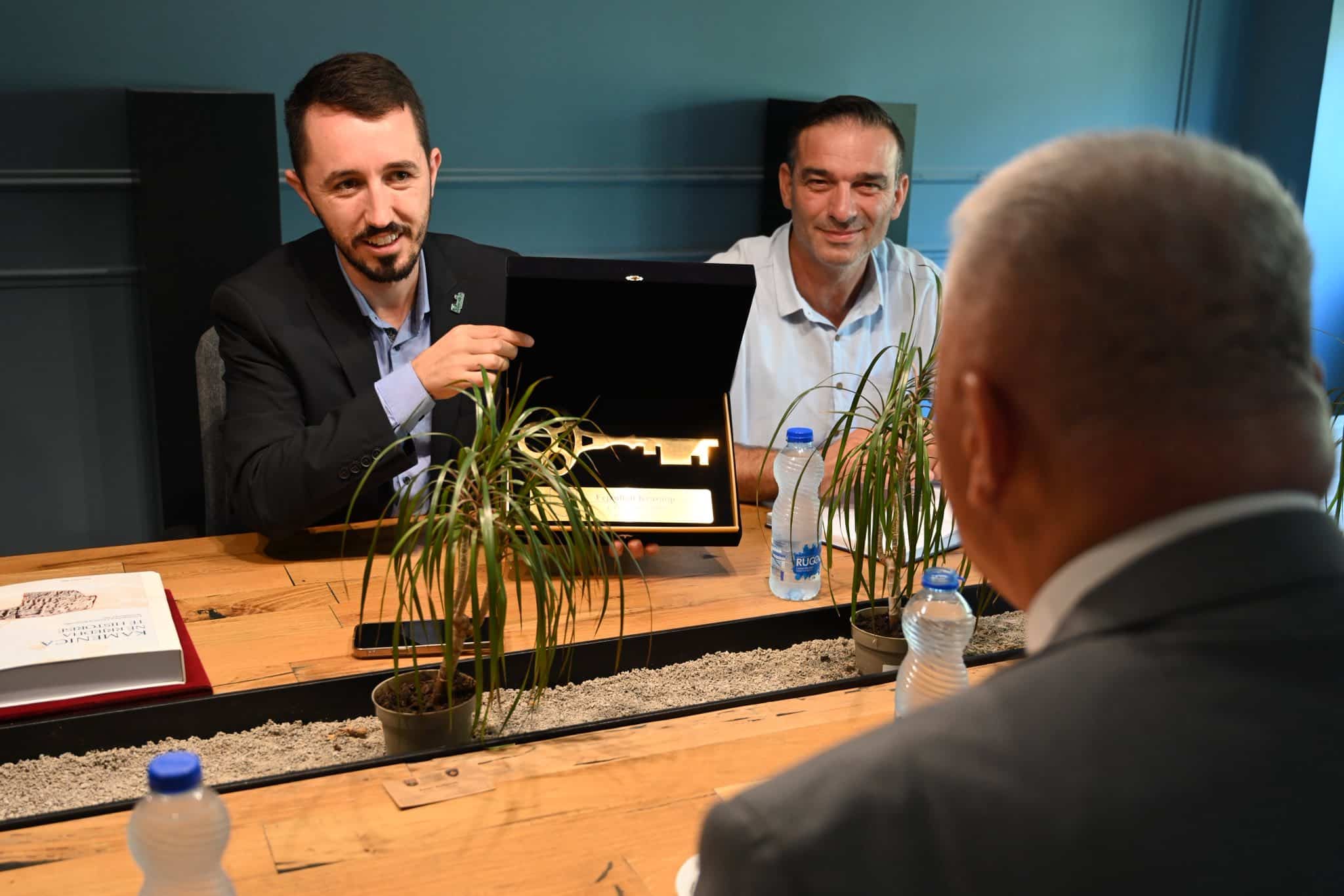Ndahet titulli “Qytetar Nderi” për Akademikun e vetëm që ka Kamenica z.Fejzullah Krasniqi