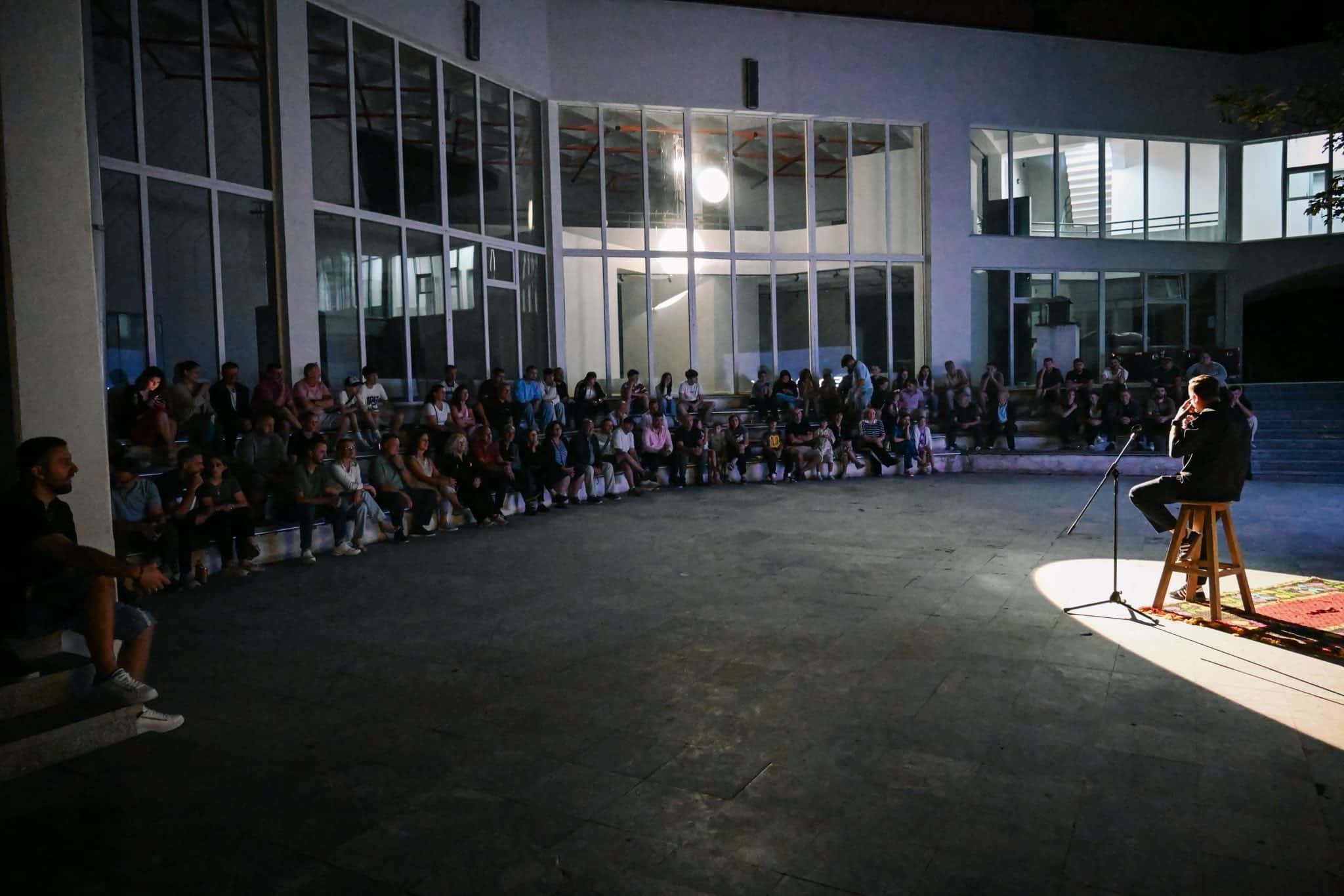 Stand-up komedia solli të qeshura e duartrokitje në Kamenicë