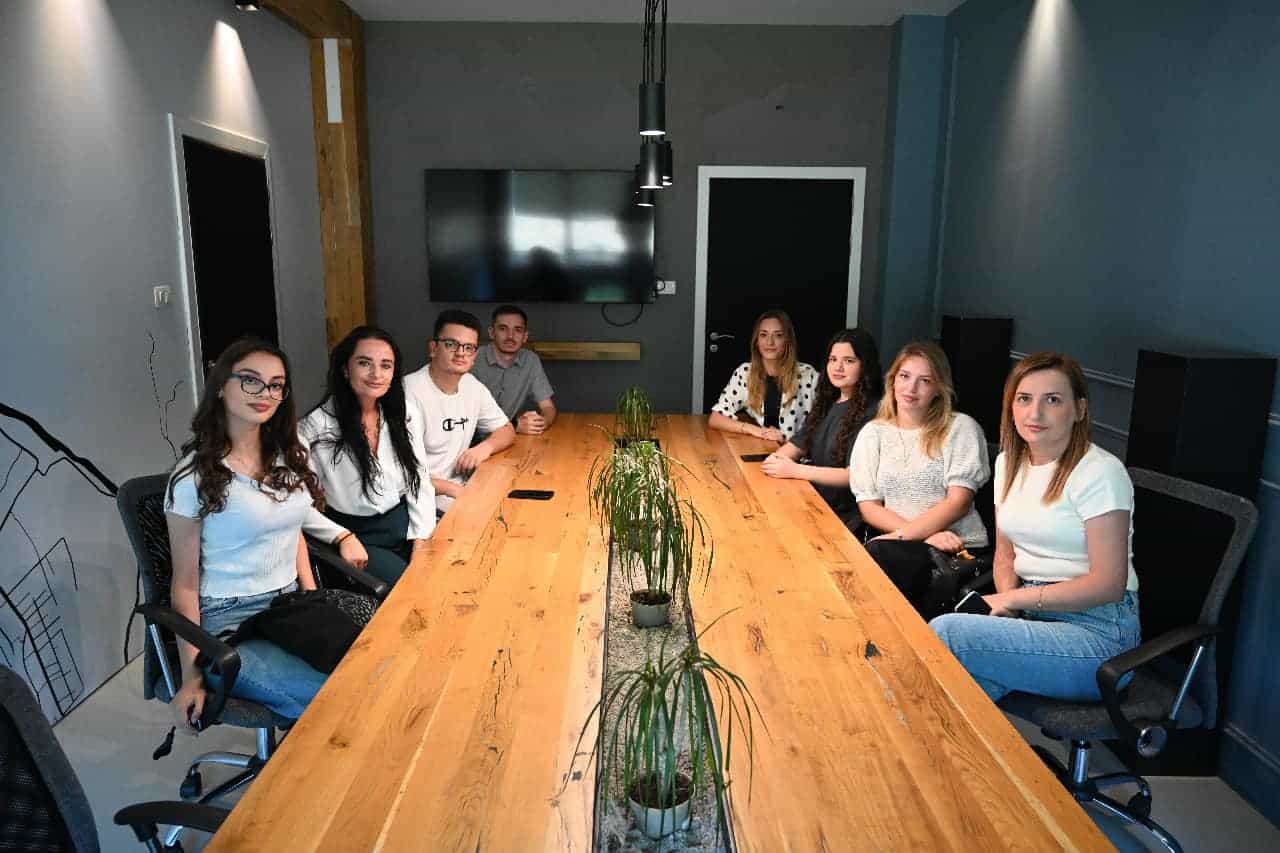 Drejtoresha Leka prezanton grupin e ri të praktikantëve nga projekti Kosovo Generation Unlimited
