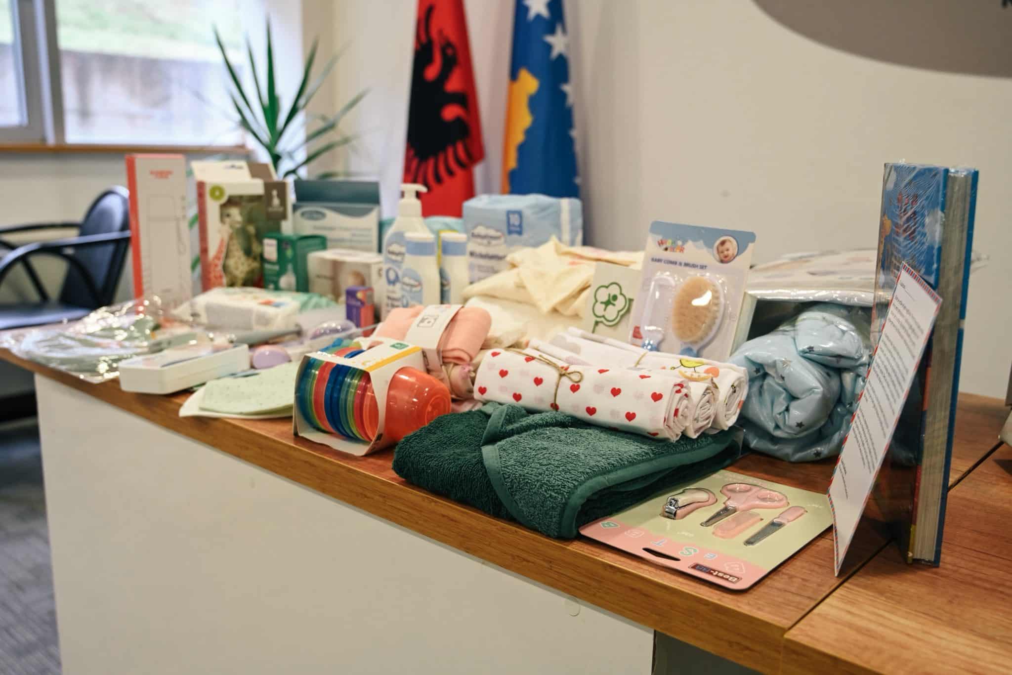 Kryetari Rahimaj shpërndan BabyBOX-et e radhës