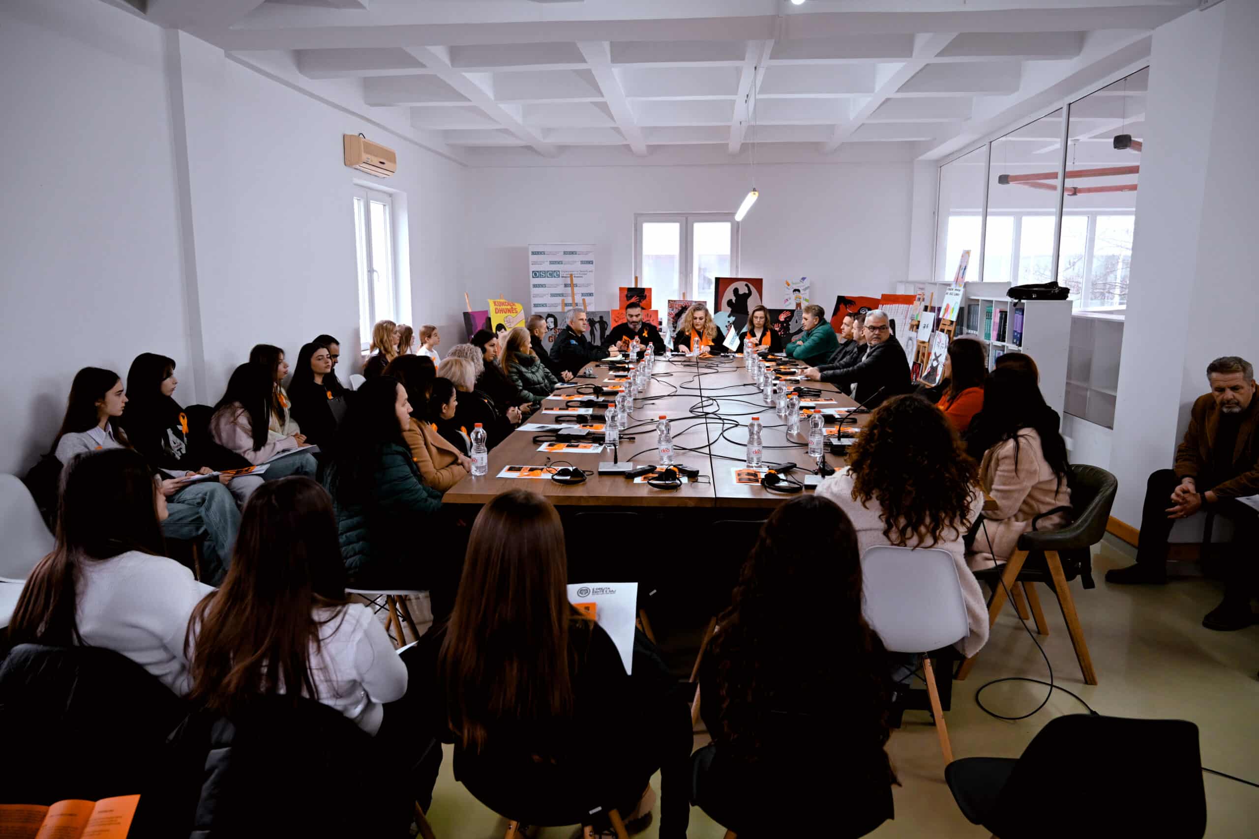 Mbahet tryeza “E drejta është e saj – sot dhe çdo ditë tjetër”