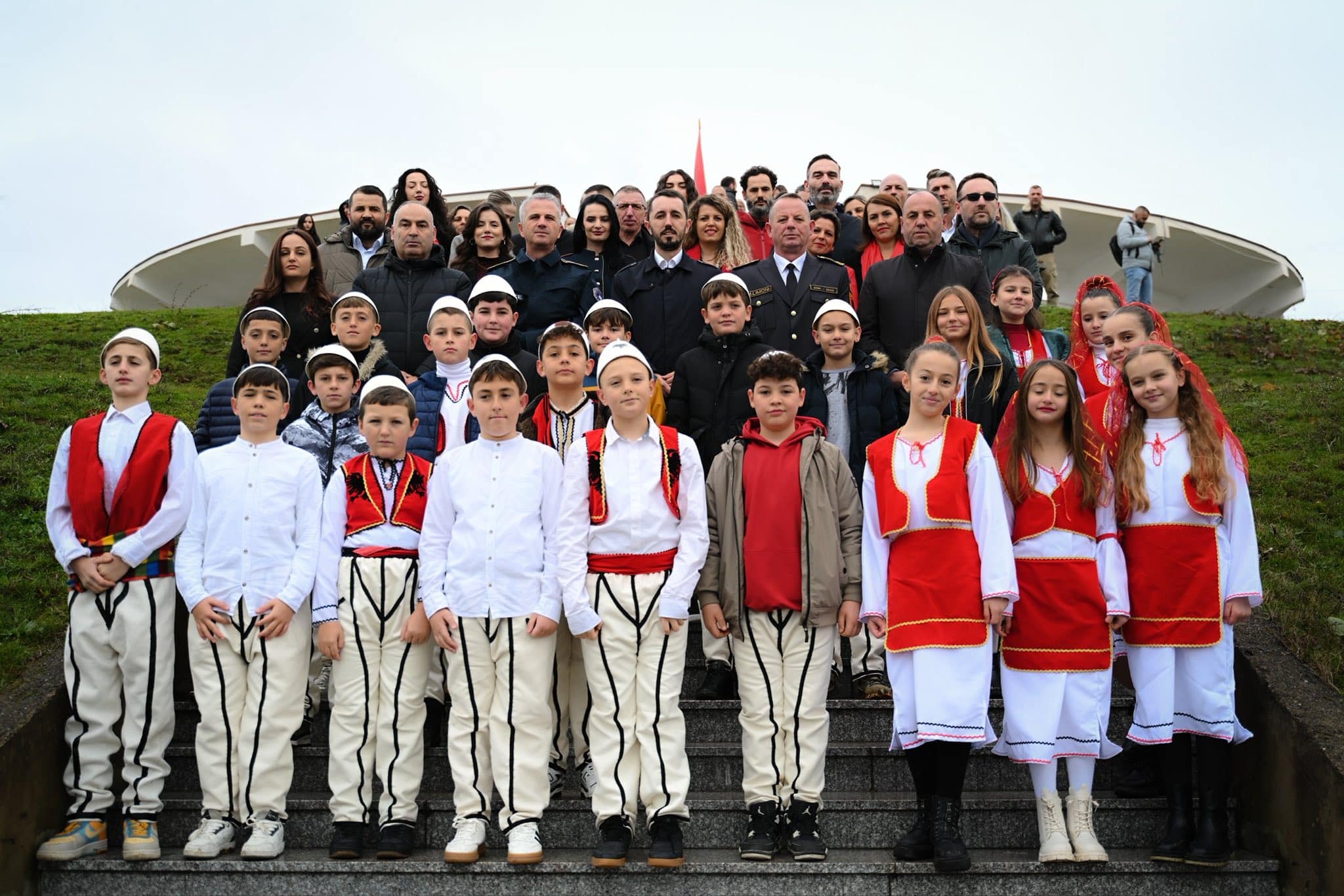 Odata  počast na groblju  šehida