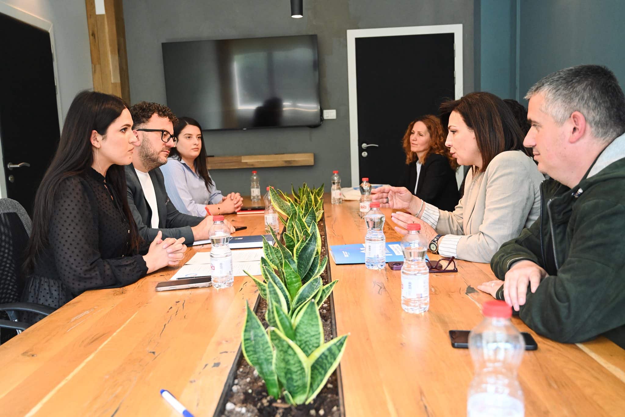 Nënkryetarja Bajralija pret në takim përfaqësues nga SOS Fshatrat e Fëmijëve